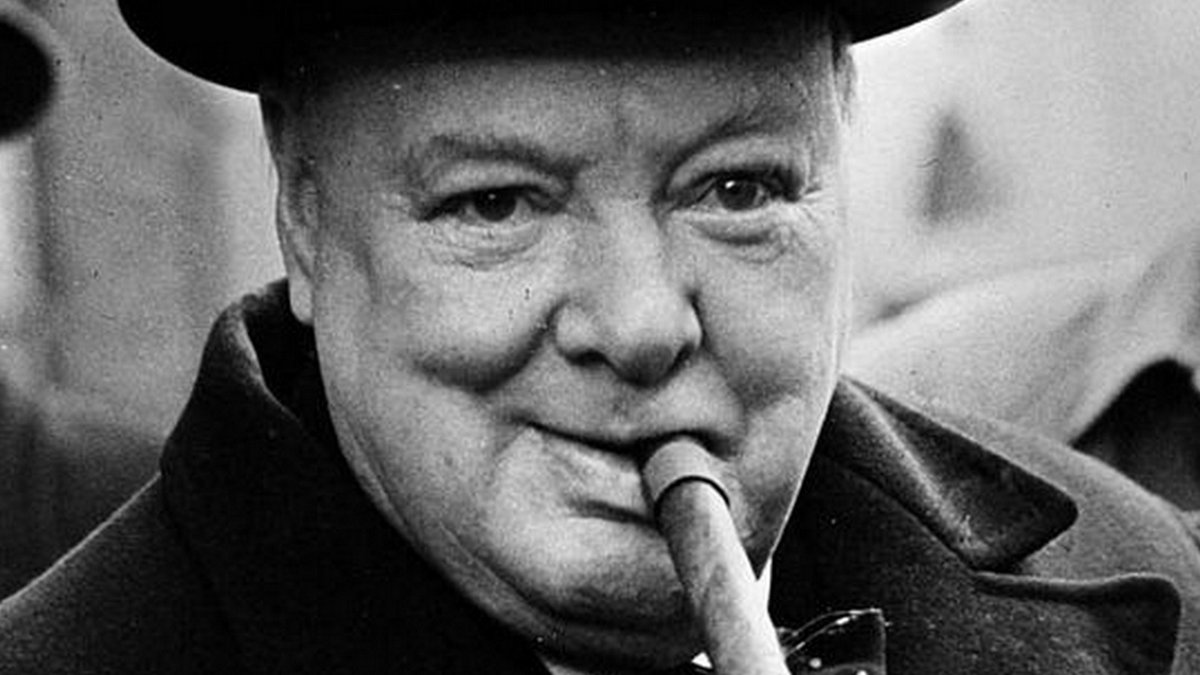 Churchill assiste à l'inauguration de sa propre statue. Un journaliste l'interroge :

- C'est une chose rare qui vous arrive. Quelle impression éprouve-t-on ?

- Je ne peux vous dire qu'une chose, on regarde les pigeons d'un autre œil.