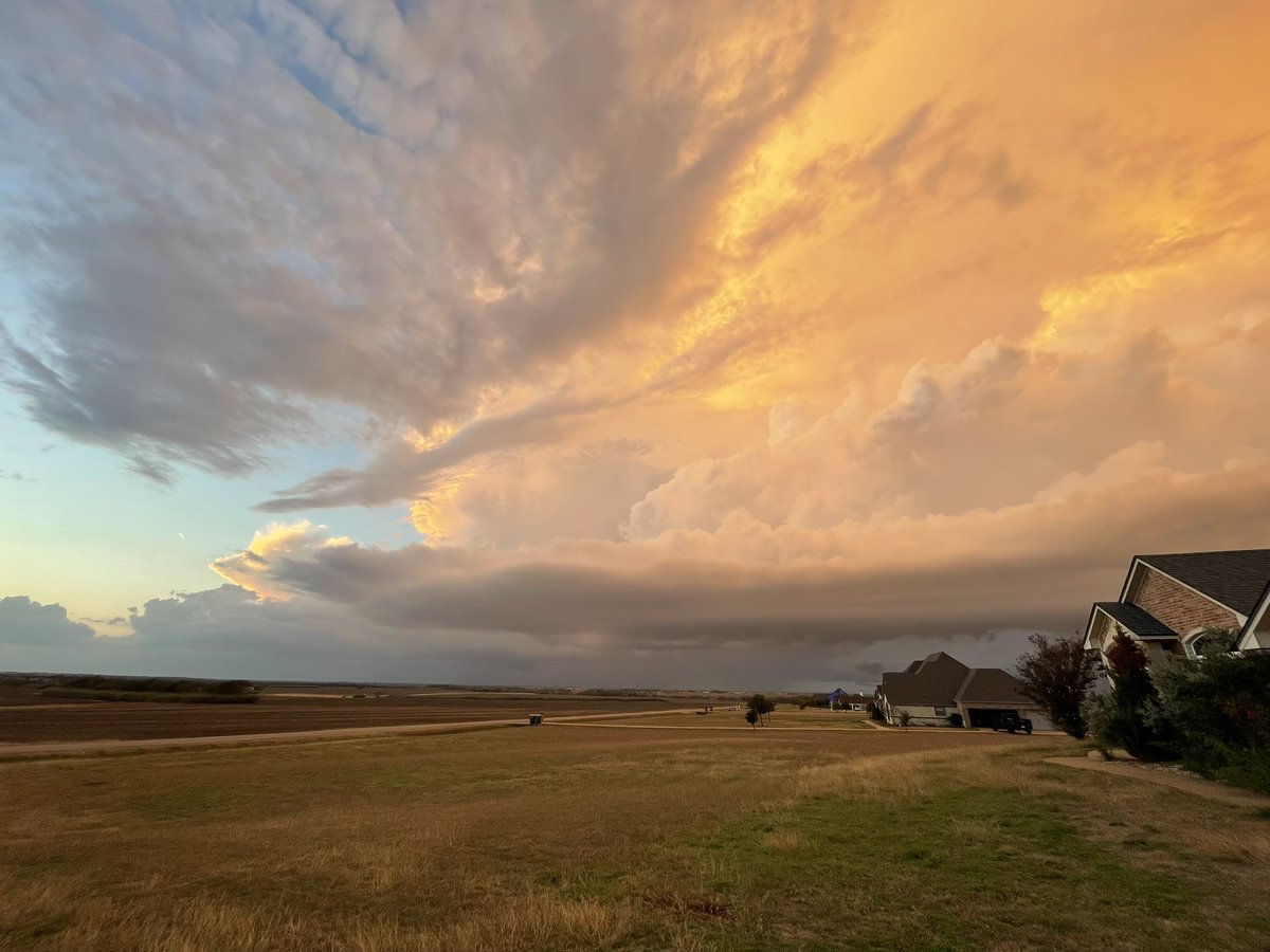 ChrisCary234's tweet image. Colder air has almost made it here in Central Texas and it will be fireplace weather tomorrow! Looking at the storms north/northwest towards Hillsboro and Whitney Texas. 
@MattHinesTX 
@JoshJohnsWx 
@ConleyIsom 
@spann