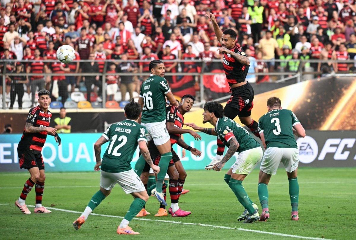 Agencia_Andina's tweet photo. 📸 Flamengo es campeón de la Copa Libertadores 2025 tras vencer 1-0 a Palmeiras en el Estadio Monumental. Mira la galería completa aquí 👉 https://t.co/HjOeTYGTxf 

Foto: AFP https://t.co/YmCMSwEweO