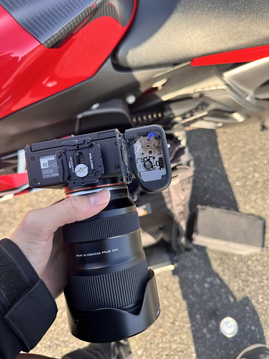 r613soym's tweet photo. 魔茶会に写真撮りに行こうとしたらバッテリー忘れた。
何してんだ俺 https://t.co/ackTExIcOT