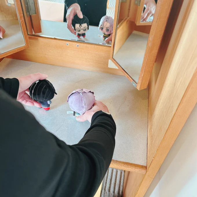 弊社の仲良しさん「これえんちゃん、ここえんちゃん、これどうよ」 ぬい活をすすんでやってくれる