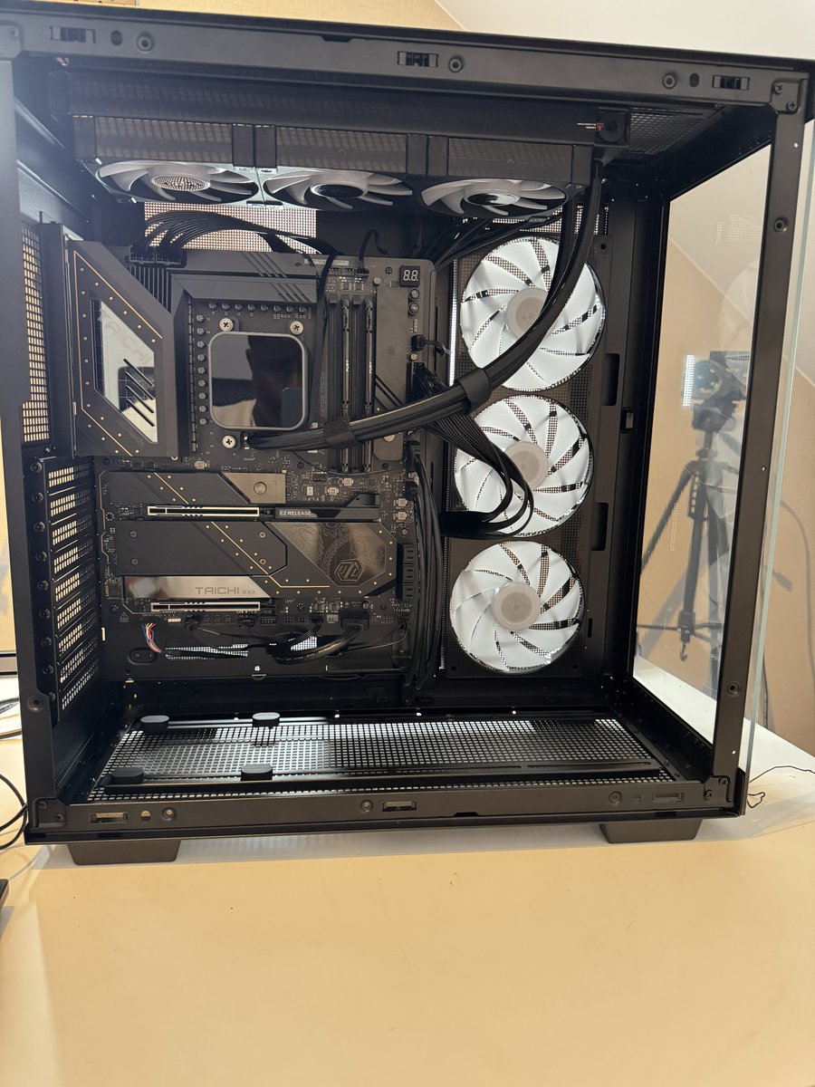 Prince_Canuma's tweet image. My first ever custom built PC!

Rate my setup and cable management skills :)