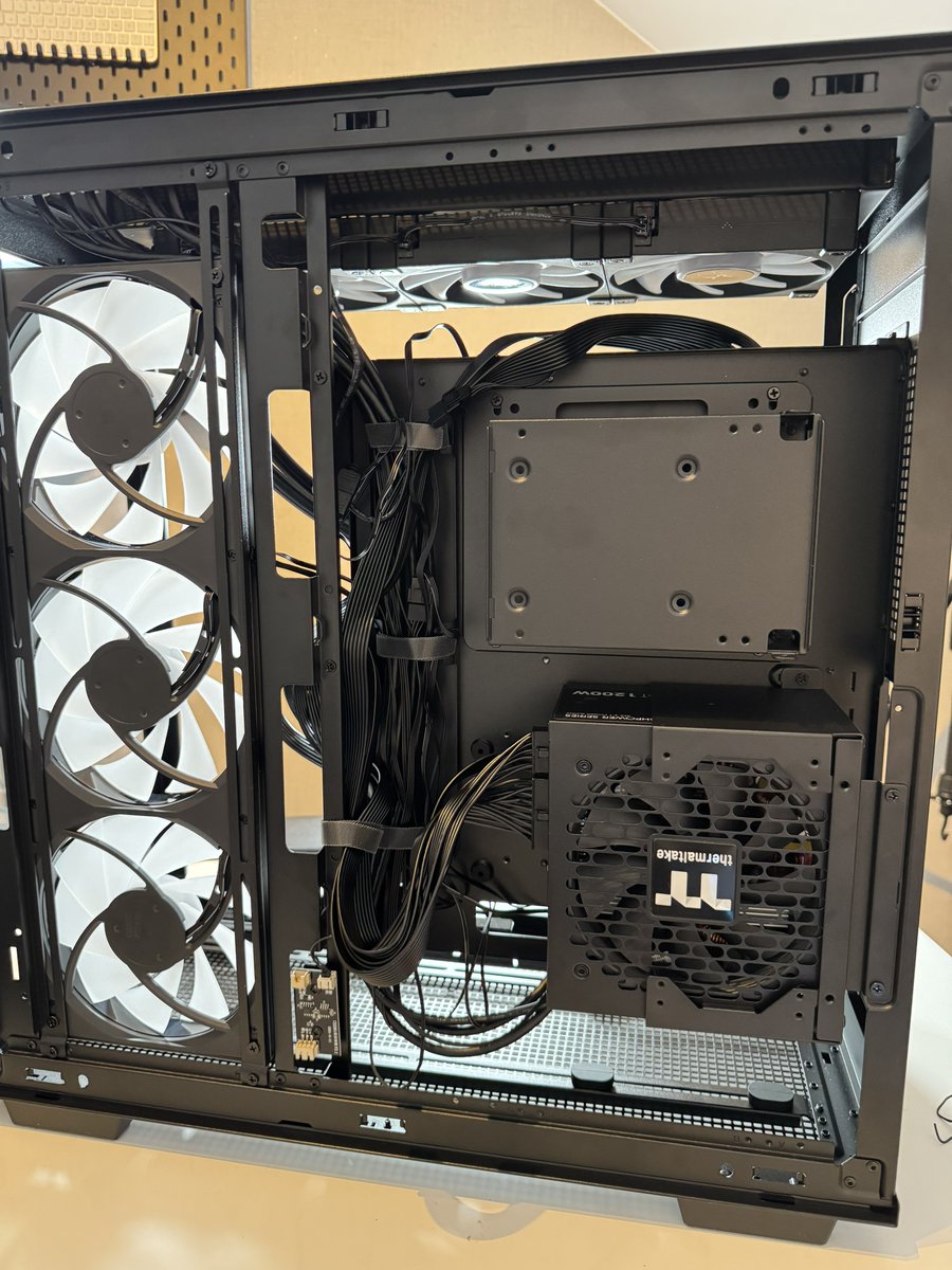 Prince_Canuma's tweet image. My first ever custom built PC!

Rate my setup and cable management skills :)