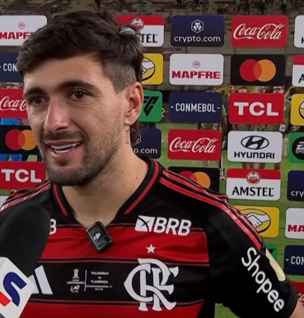"É difícil expressar os sentimentos nesse momento. Voltar aqui e ser campeão com a nossa torcida, não tem palavras. Queria que minha esposa estivesse aqui, a gente já está na fase final esperando o nosso filho. Era muito importante para mim retribuir ela com essa taça, pelo
