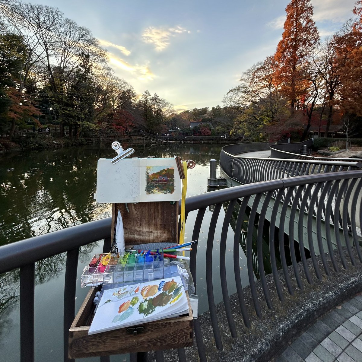 MakikoNanke's tweet photo. November’s sketch meetup was at Inokashira Park dressed in autumn.
My son Kuu joined us, and just drew his concept sketch. love his imagination.

今月のスケッチ会は秋色の井の頭公園　
息子Kuuはコンセプトスケッチに集中　彼の世界観が好き

#より姐御スケッチ会 #pleinair #guache https://t.co/MVMcK6az8n
