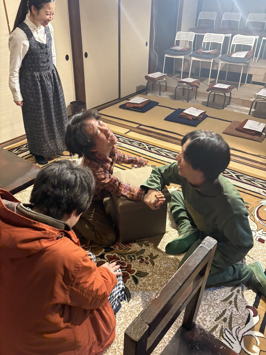 #ゴン太のクリスマス
腕相撲大会に興じるひとたち。
最終日、ゴン太とおじさんのクリスマスのお別れのはなしも、あと二回でおわり。
満席ですが、観に行くか！と思ってくださった方は劇団か関係者までご連絡ください🙇‍♂️
ふらっとお越しくださっても観ていただけない可能性が高いです。
（尾崎）