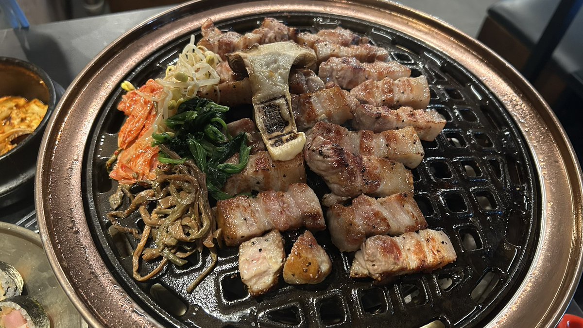 nonotan4176's tweet image. 美味しいお肉を求めて新大久保に8月にOpenしたお店
『ドルダム』へ✨
こちらは人気店「プルバム」の系列店😊
炭火焼きのオギョプサルは皮外側カリカリ中がもちもちで美味しかった😋
さあ、今週末はいよいよ名古屋公演♪
体調万全で臨みたいところ☺️
#久々の新大久保
#CAFEBLOG