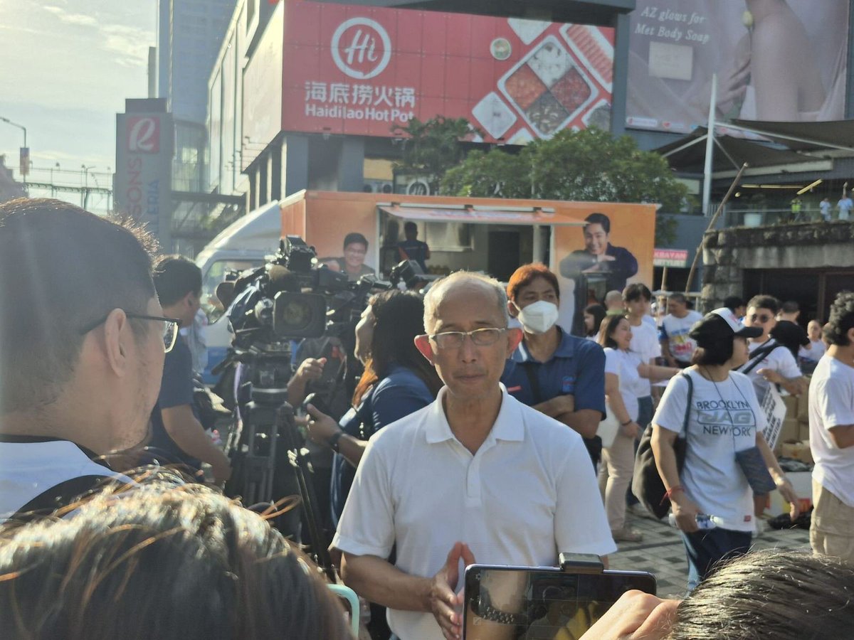 ABSCBNNews's tweet image. TINGNAN: Nasa EDSA Shrine na si Baguio City Mayor Benjamin Magalong, isa sa mga convenors ng Mayors for Good Governance (M4GG).   

Magmamartsa siya at ibang grupo papunta ng People Power Monument. | via @manahan_job 

(📷M4GG)