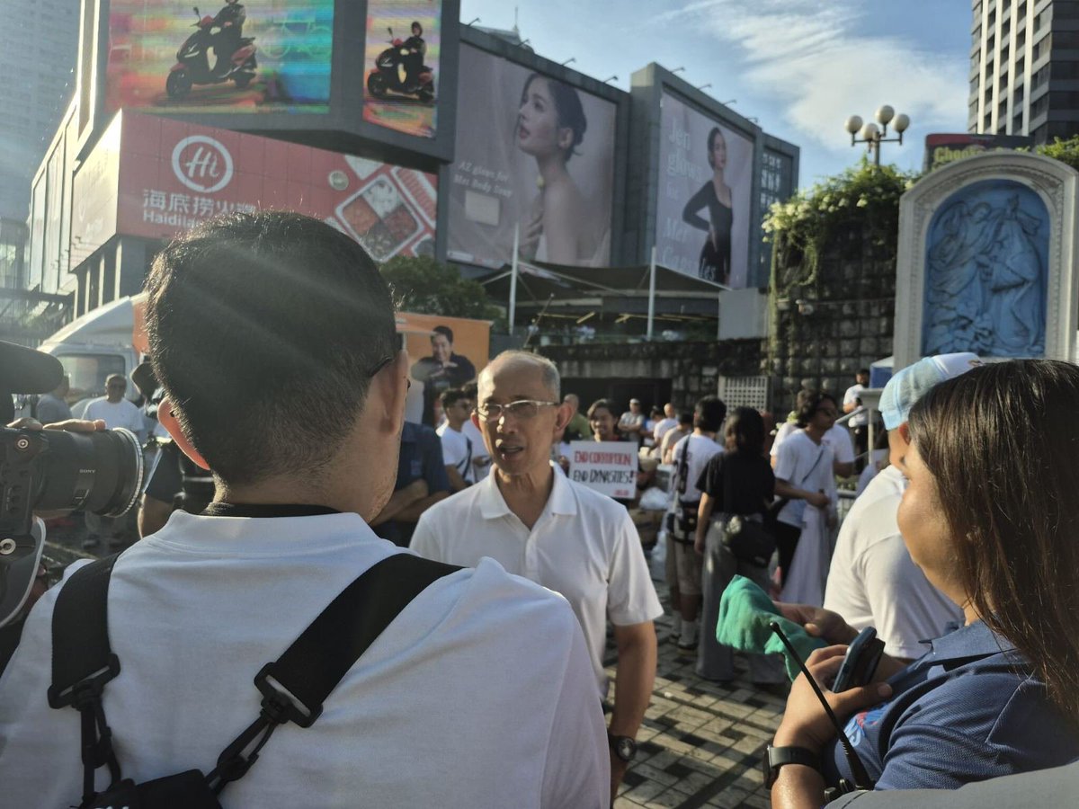 ABSCBNNews's tweet image. TINGNAN: Nasa EDSA Shrine na si Baguio City Mayor Benjamin Magalong, isa sa mga convenors ng Mayors for Good Governance (M4GG).   

Magmamartsa siya at ibang grupo papunta ng People Power Monument. | via @manahan_job 

(📷M4GG)
