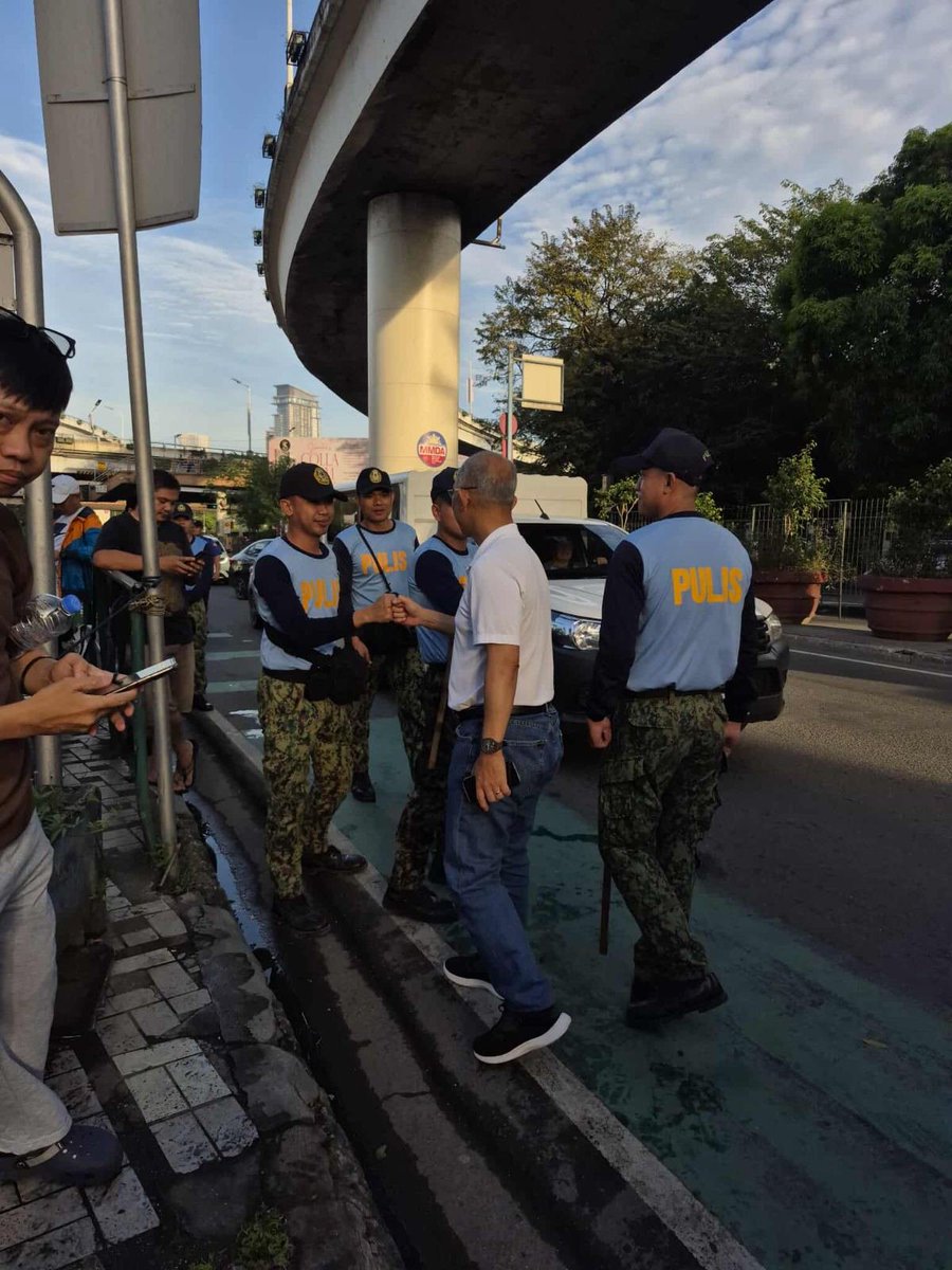 ABSCBNNews's tweet image. TINGNAN: Nasa EDSA Shrine na si Baguio City Mayor Benjamin Magalong, isa sa mga convenors ng Mayors for Good Governance (M4GG).   

Magmamartsa siya at ibang grupo papunta ng People Power Monument. | via @manahan_job 

(📷M4GG)