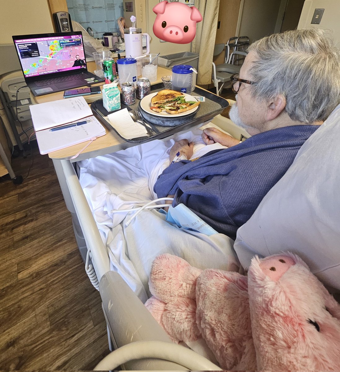 Emo_Giggles's tweet photo. @ryanhallyall Visiting dad in hospital in Washington state but keeping tabs on home in Milwaukee WI. #snow #milwaukee #Wisconsin #Ryanhallyall https://t.co/MfipjiErv9