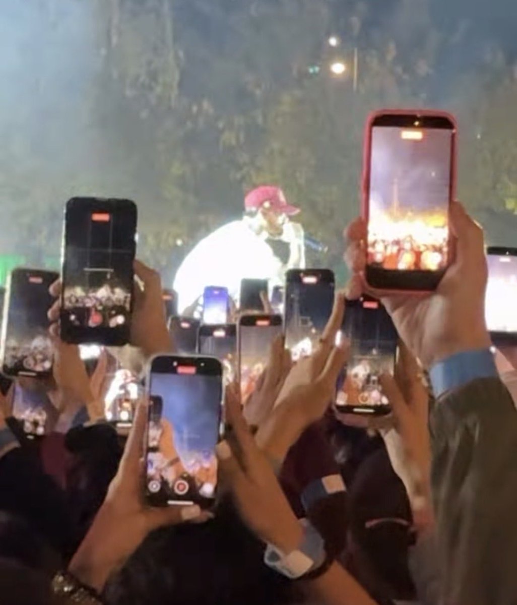 Pagar 70-80 euros por ver a tu cantante favorito para estar así la hora y media que dura el concierto con vídeos q se perderán en tu galería y no verás ni una sola vez completo 👎