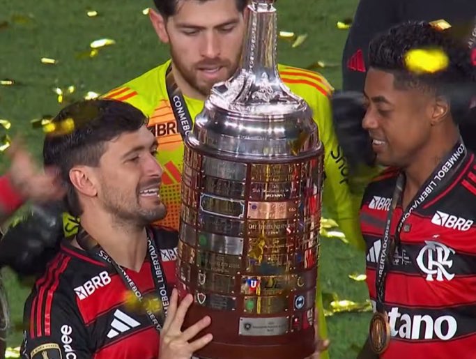 _OsFlanaticos's tweet photo. 16 TÍTULOS COM O MANTO SAGRADO! https://t.co/Hoy6H1wDkq