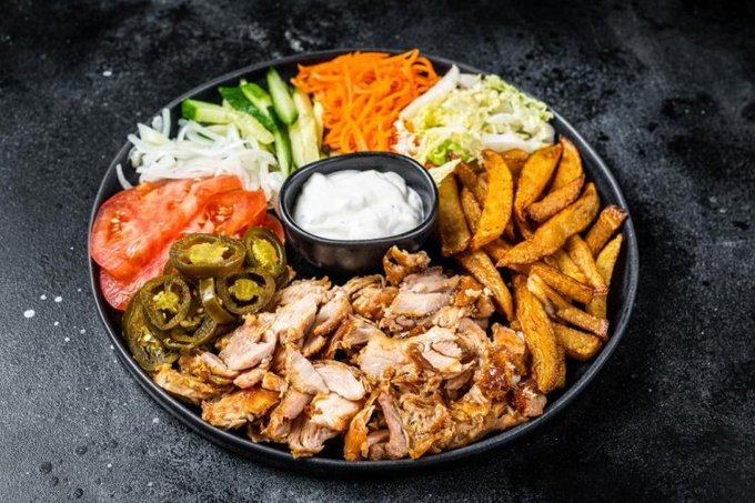 حضّري سلطة الشاورما بصوص الزبادي بنكهات متوازنة وقيمة غذائية مميزة. اخلطي الخضار الطازجة وقدّمي فوقها الدجاج المتبل والمشوي مع الخبز المقرمش. أضيفي صوص الطحينة والزبادي قبل التقديم لتحصلي على طعم غني وشهي 