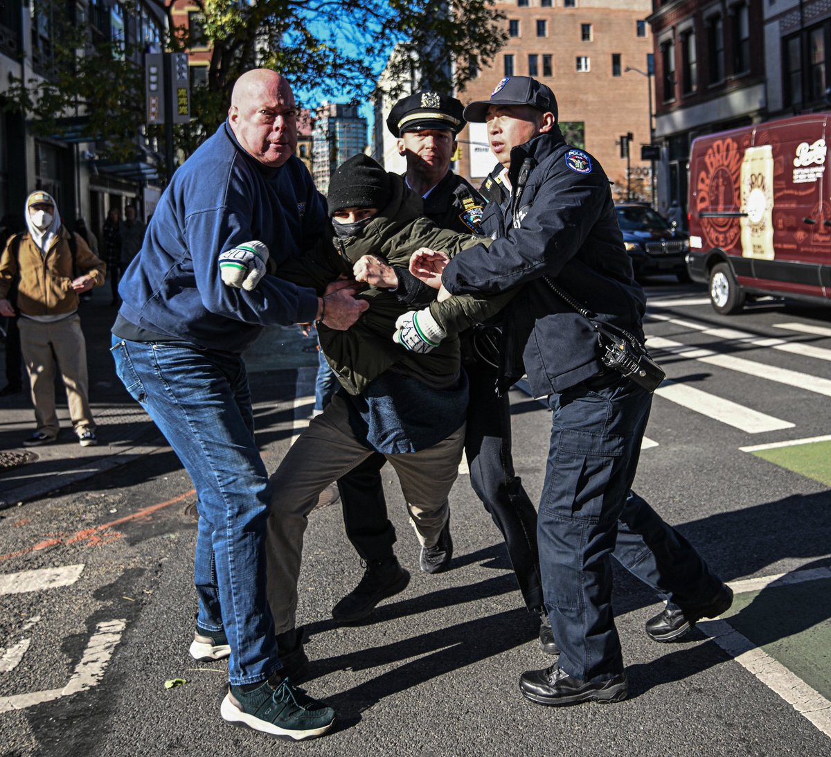 Dean_Moses's tweet image. Mayhem erupted outside of a Chinatown parking garage on Saturday after protesters learned of a massive ICE presence inside.

Story: amny.com/new-york/manha…