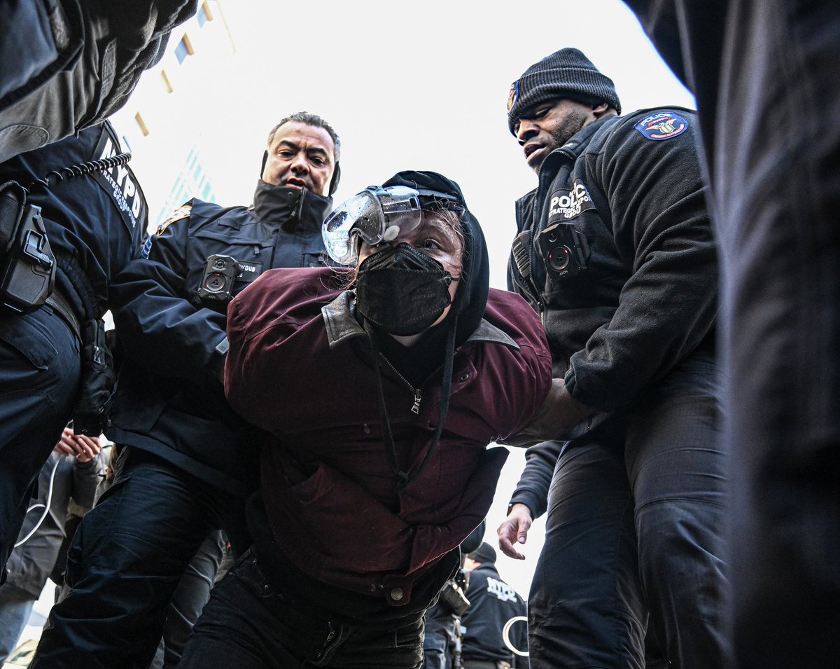 Dean_Moses's tweet image. Mayhem erupted outside of a Chinatown parking garage on Saturday after protesters learned of a massive ICE presence inside.

Story: amny.com/new-york/manha…