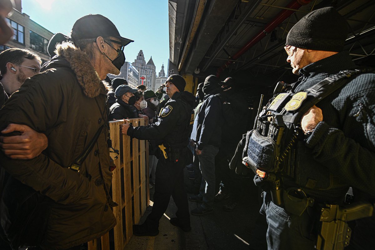 Dean_Moses's tweet image. Mayhem erupted outside of a Chinatown parking garage on Saturday after protesters learned of a massive ICE presence inside.

Story: amny.com/new-york/manha…