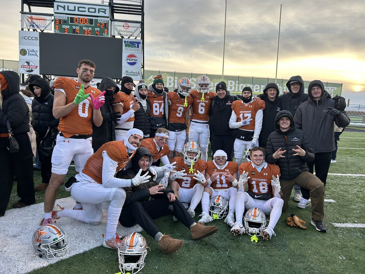 BarkellLisa's tweet image. 12 and 0 Lite the V ⚒️🧡🖤See ya all next week!!🧡🖤⚒️#RollDiggs #Family