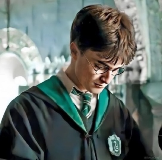 TheDailyHPotter's tweet image. What if Harry was sorted into Slytherin 😬