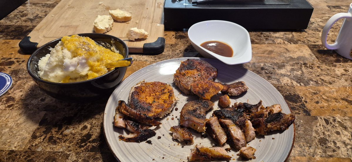 KRXworldWIDE's tweet image. 🐖 chops n shizit.... I de-bone these bad boys than pick the fat n shizit out than I&apos;ll eat 😂

#MashedPotatoAndCornSundae #PorkChops #BreadAndButter #HotSauce #BBQSauce