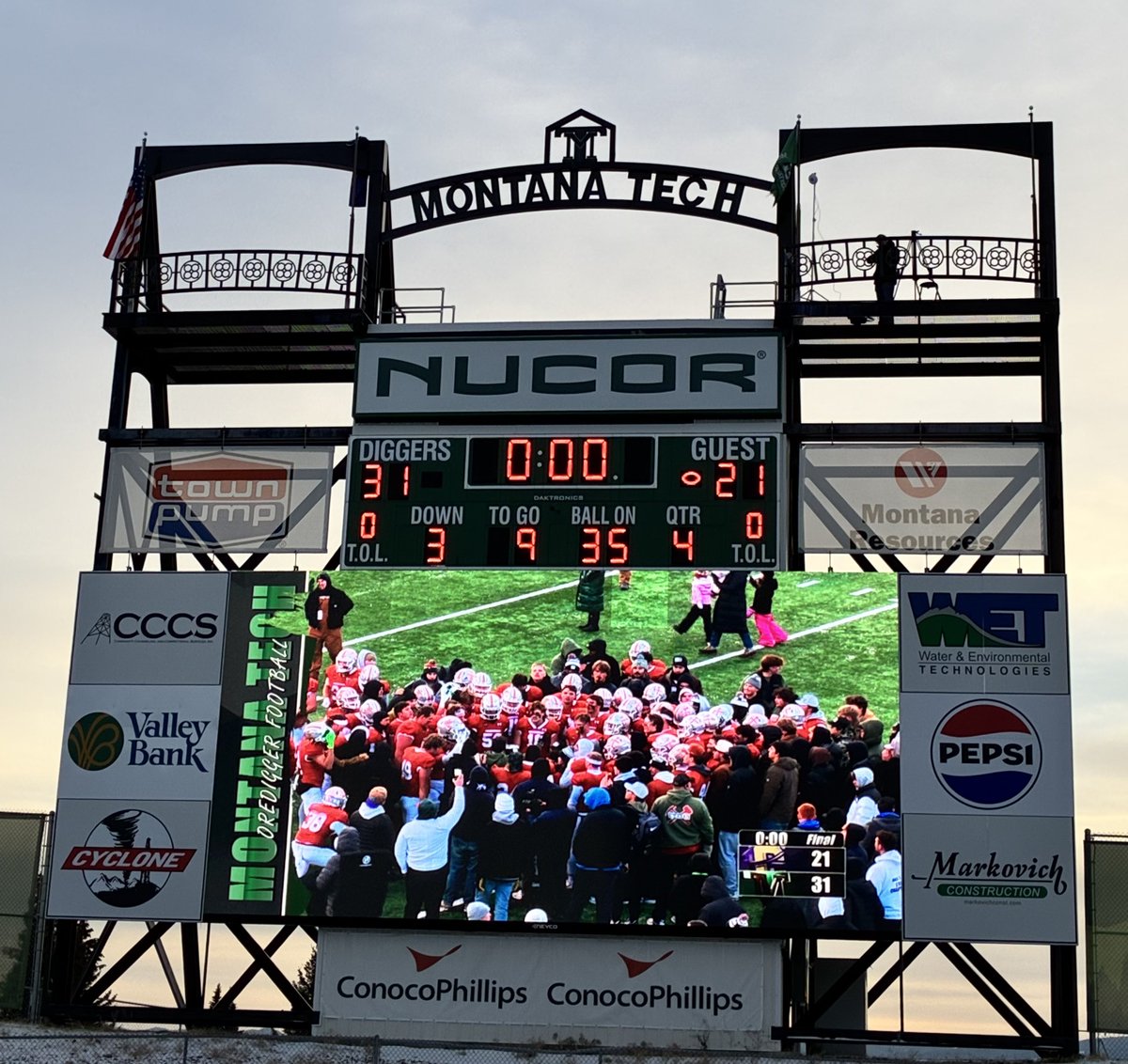 ⚒How Bout Them Diggers From Butte!
BIG TIME PLAYOFF WIN AGAINST CARROLL! 5 in a row against the Saints! So damn proud of our players, our coaches &amp; all of our Digger Family! 
CULTURE WINS! 
KELLEN THIS ONES FOR YOU BUD!!
⚒Light ThatV!!!⚒
#Family
#CountOnMe
#KellenStrong