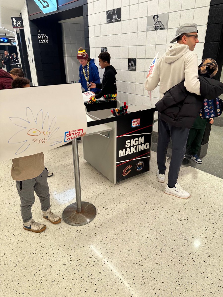 Retweet to scare <a href="/deltacenter/">Delta Center</a>/<a href="/utahmammoth/">Utah Mammoth</a>/<a href="/RyanQualtrics/">Ryan Smith</a> 

#SignsBelongInHockey

(Photo from <a href="/WadeInParma/">Wade the Flamingo</a> at a <a href="/monstershockey/">Cleveland Monsters</a> game)