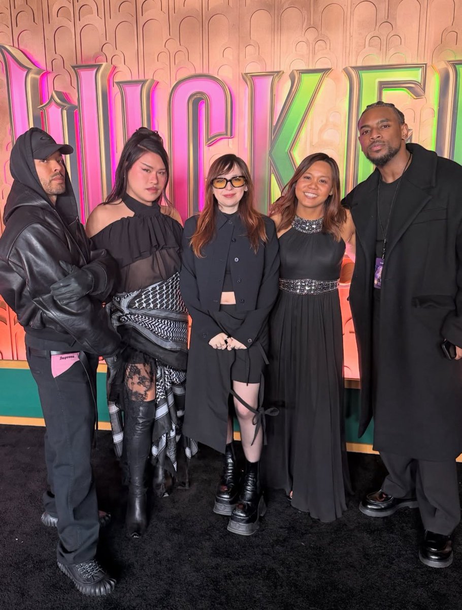 zegliana's tweet image. notice how these people aren’t liking reels and posts about ariana. #class