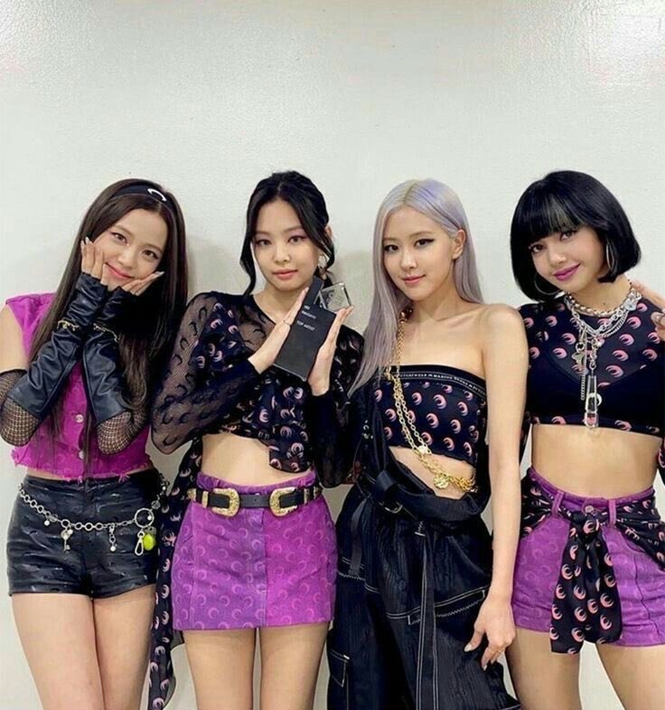 NainaZara25's tweet photo. I feel like there should be a thread explaining BP’s styling. It’s always been a 3:1 ratio but for separate pieces, like tops, pants/skirts or shoes. The stylist lately has just been a bit lazy and I think that’s why some hate is there https://t.co/jJAKkTxd6N