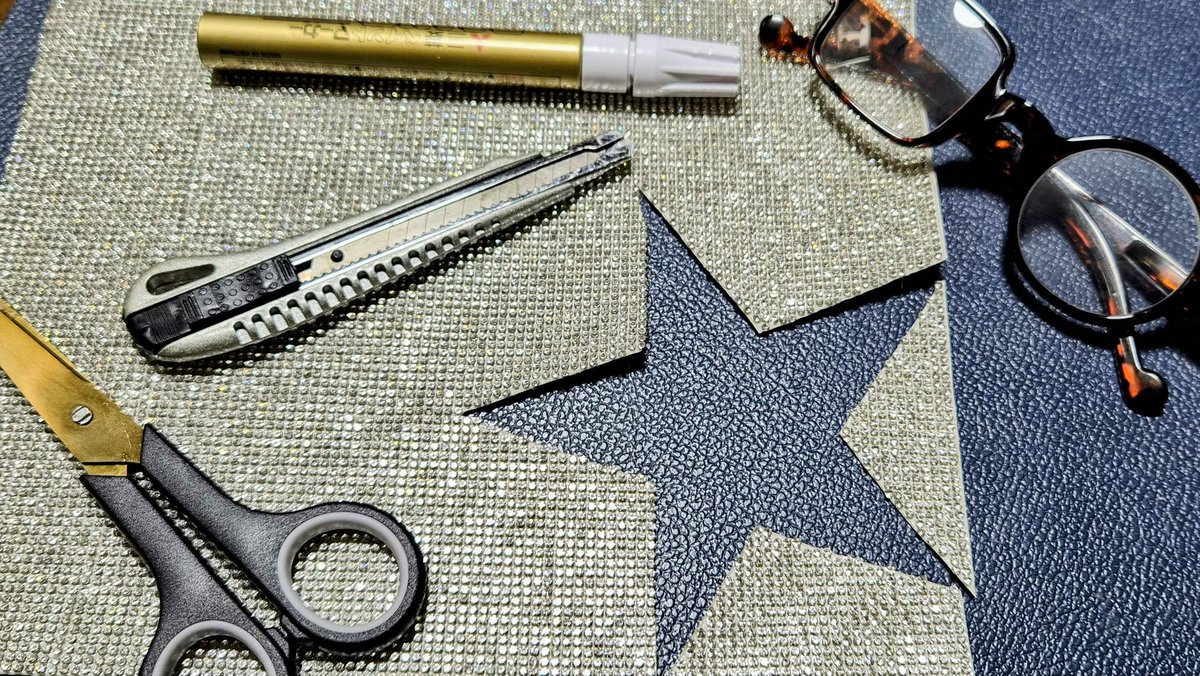 yh1up's tweet photo. 久しぶりの図画工作&amp;家庭科✂️
渾身の作品が完成✨️✨️
作品のお披露目は
１２月５日(金)
満員御礼🎊ご来場を
心よりお待ちしております🙇‍♂️🙇 https://t.co/kW86bq0JL9