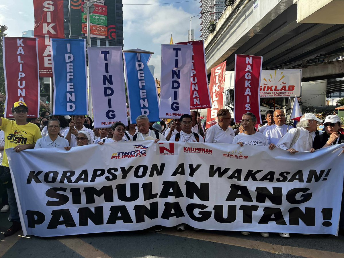 varsitarianust's tweet image. LOOK: Various progressive groups begin to mobilize along EDSA Shrine ahead of today’s Trillion Peso March rally against corruption and political dynasties.