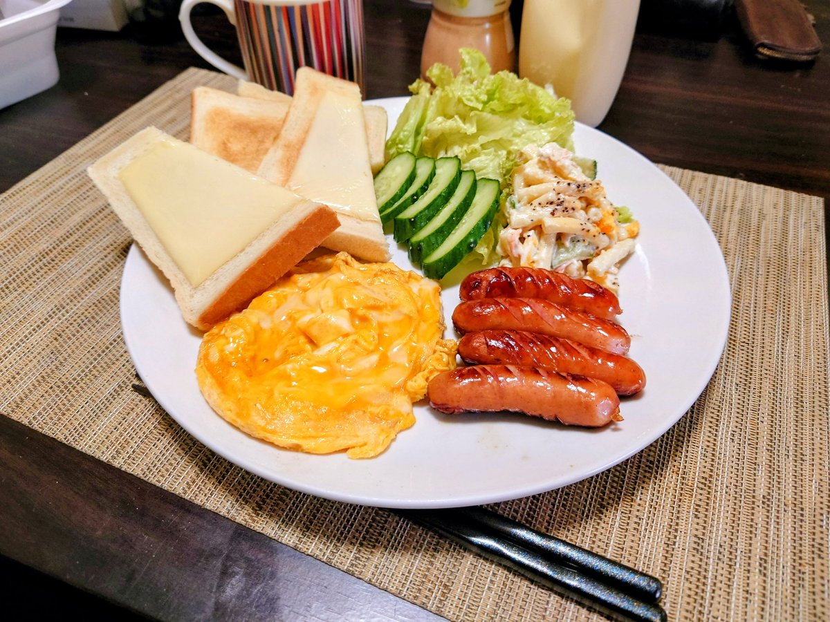 tanizoh20's tweet photo. 今日のたにぞぅ飯！

おはょぉございます☀
休日の朝ゎいつものモーニングセット🍞🥗☕️

日曜日の朝ゎいつもこれなんだよねぇ😋🤣

#たにぞぅ飯 
#おうちごはん 
#手作りモーニングセット https://t.co/cCOyr8CMAF