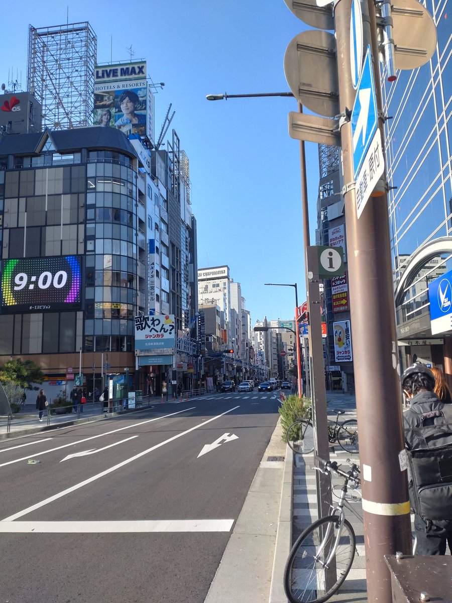 日曜日朝の三宮は快晴です

今週もラム沼にハマりに、たくさんのお客様にお越しいただきました
ありがたいですね

ご相談しながらお好みのラム酒を探すお手伝いさせていただきます！

明日から12月です！
イベント盛りだくさんの12月もよろしくお願い致します！

#三宮 #ラム酒バー