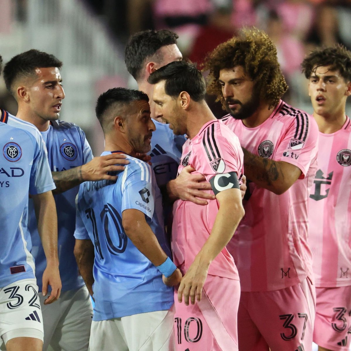lnstantFoot's tweet image. Leo Messi qui s&apos;embrouille avec un des joueurs du New York City ! 🇦🇷😳