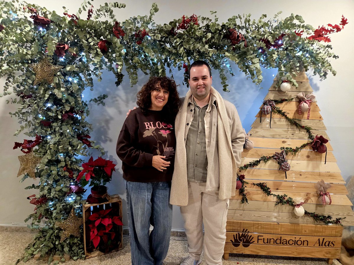 MasMMoratalaz's tweet photo. Ayer, visitamos el mercadillo navideño de @FundAlasMadrid
Gracias por promover iniciativas como esta, que fomentan la inclusión y el cuidado en nuestra comunidad. Es esencial que las políticas públicas respalden iniciativas como esta. #FundaciónAlas https://t.co/m9PAu1M6Dq