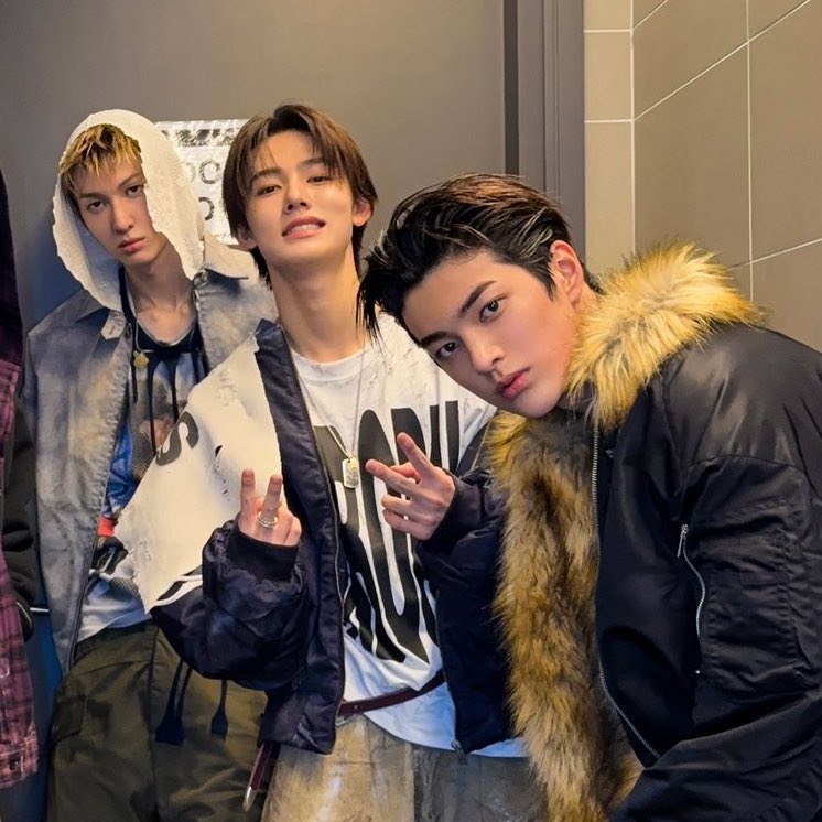 alwaysbeyourpp's tweet image. vampire                                          werewolf