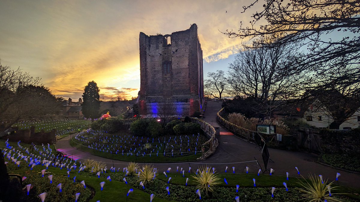 DrStrangetwit's tweet image. Illuminate Guildford 🌟🎄🎁❄️

The central keep of Guildford castle was built by William the Conqueror shortly after the 1066 Invasion. I wonder what the big man would make of it now.