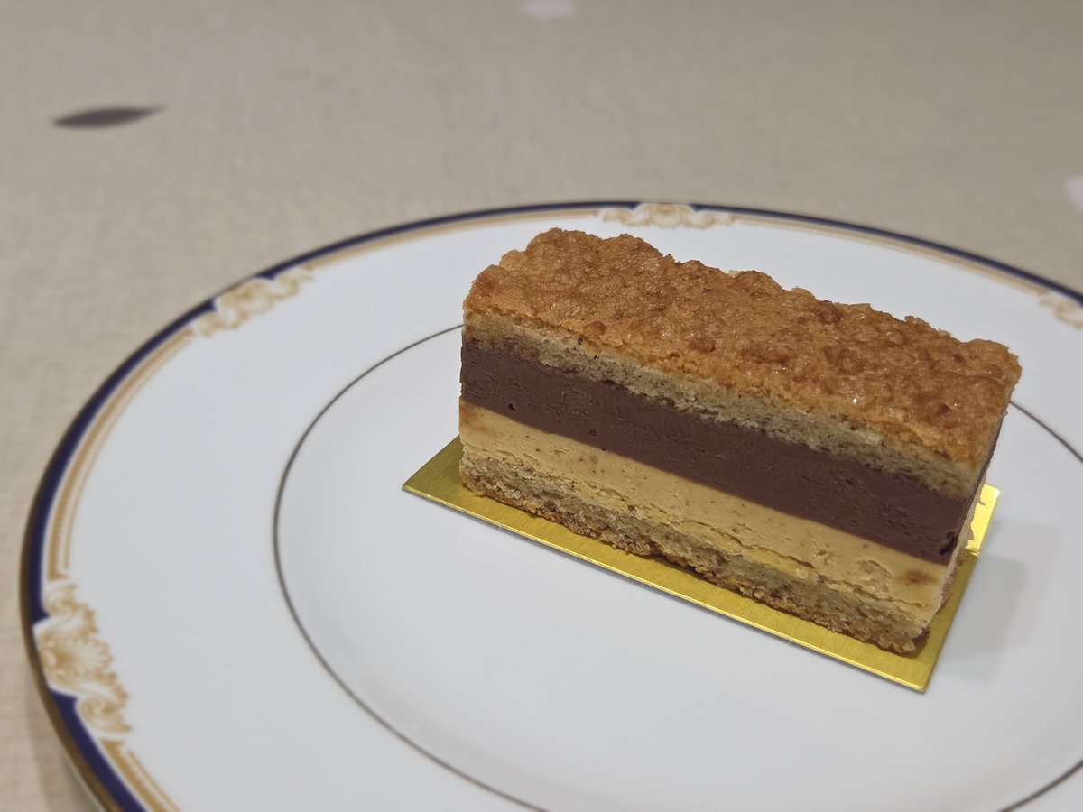 イルプルー シュル ラセーヌ　チョコレートとプラリネのせめぎ合い
ナッツはがつんという感じではなく、じわりじわりと味わいが訪れる。
ムースショコラには蜂蜜が入ってマイルドに。こちらも控えめな味わいなので、どちらもじわじわと香りが広がる。
少し常温に戻してからの方が美味しいですね。