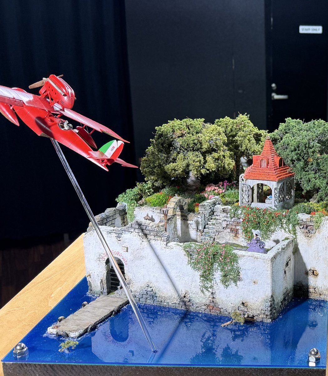 WildRiverArakaw's tweet image. コトブキヤ秋葉原館で開催される #WCCモケイ倶楽部 の展示会
11/30(日) 11:00-18:00 2日目です

昨日は、ほんとにたくさんの方々に来ていただきありがとうございました

#紅の豚 最新作の「ホテル・アドリアーノ」も、全方位から見ることが出来ます
造形物展に行けなかった方も
よろしくお願いします