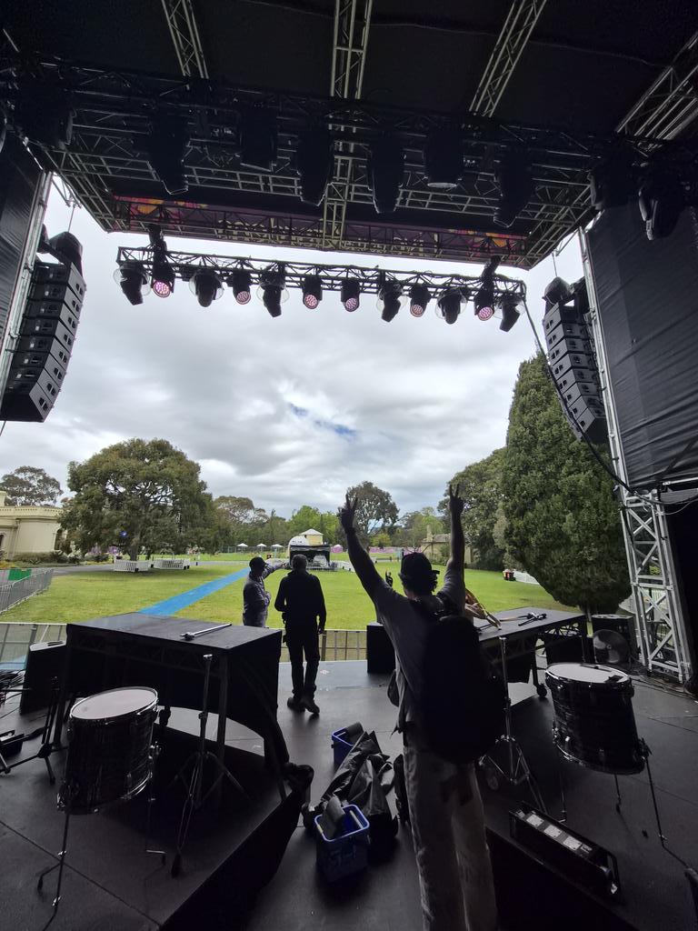 Pre-Show in Melb with <a href="/bag_raiders/">Bag Raiders</a> - day for it!