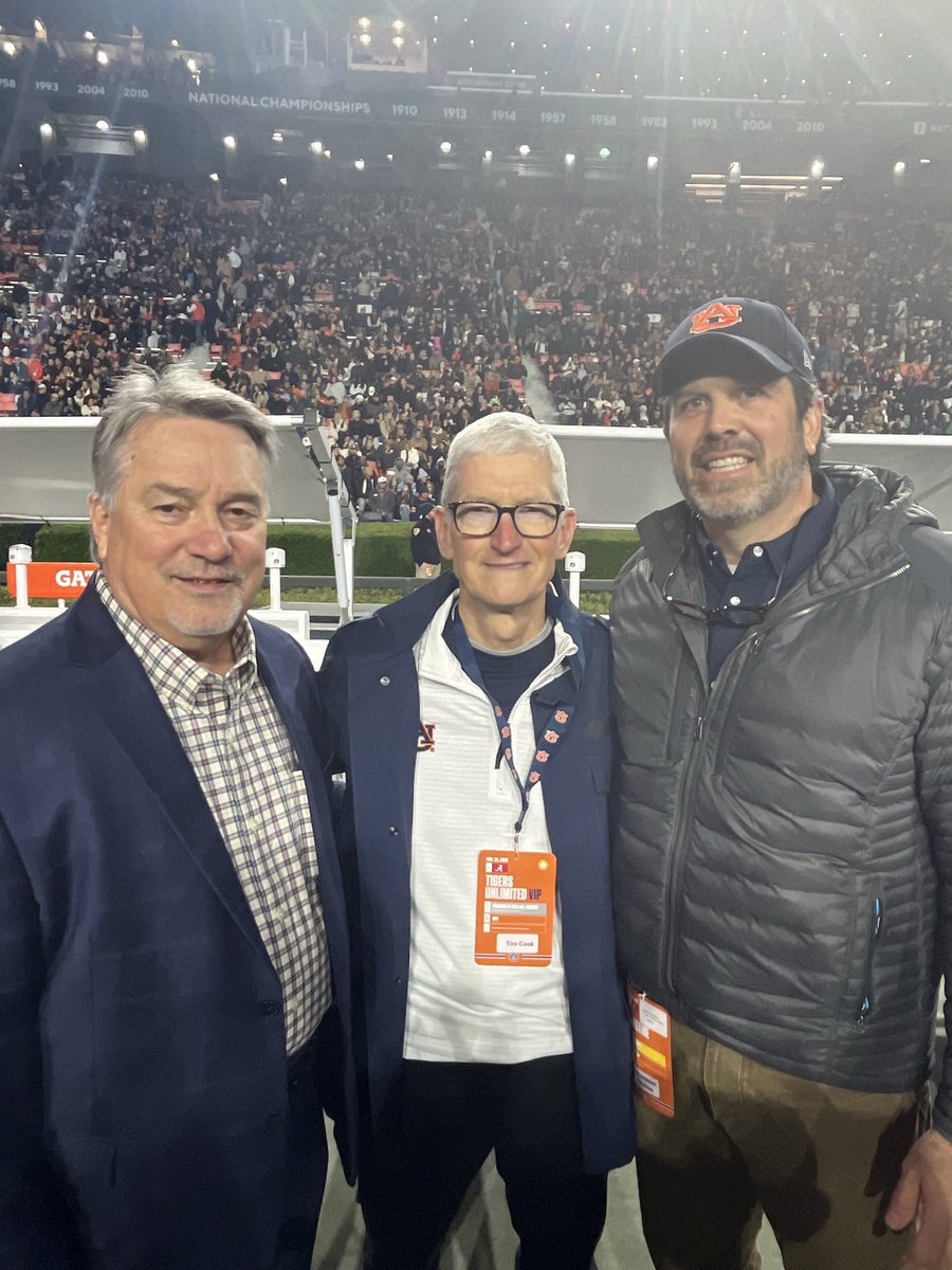 RepLedbetter's tweet image. Happy Iron Bowl Saturday! Our state has the greatest rivalry in college football, and I’m so proud that both these universities call Alabama home.