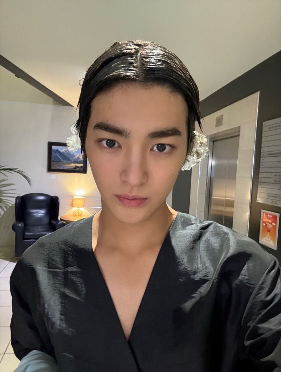 cortisrecords's tweet photo. ahn keonho dying his hair https://t.co/uH10EybDP8