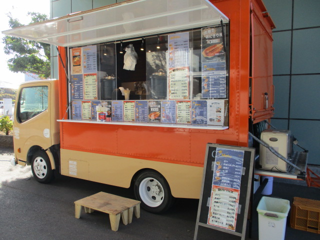 オフトひたちなか、前回来た時に引換券の話もうチェック済みでさ今日はフツーに寄ってサクっとゲットしたんよねこういうイベント、知って動くとちょいデキる感じ出る！ついでにキッチンカーの唐揚げ付きカレー食べたんだけどあれ、気づいたら完食してて…なんか悔しいくらいウマかった🍛😍☆