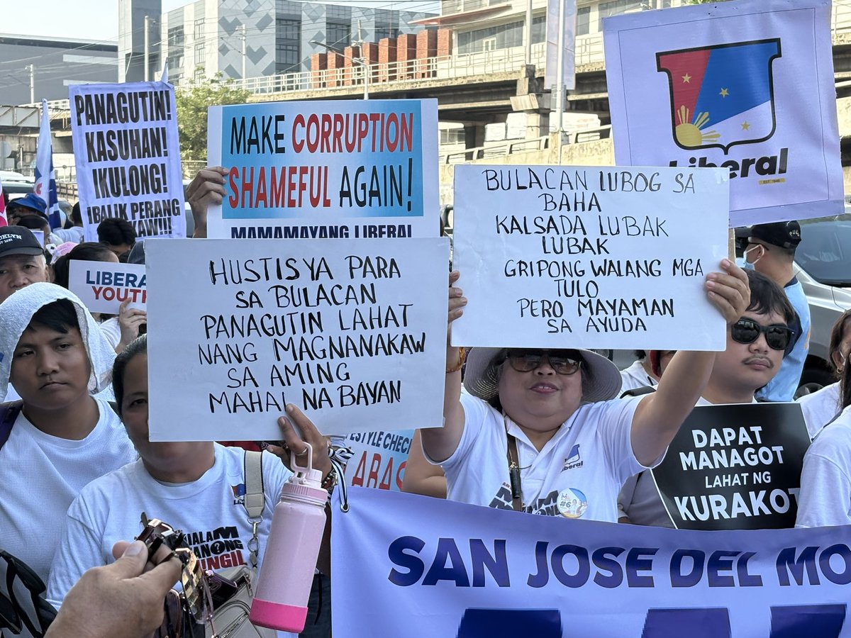 hannaaahty's tweet image. ‘NO ONE MOURNS THE WICKED’

READ: Several placards at the Trillion Peso March rally near the EDSA Shrine carry renewed calls to end corruption. Most attendees so far appear to be Liberal Party members and supporters. @bncdotph