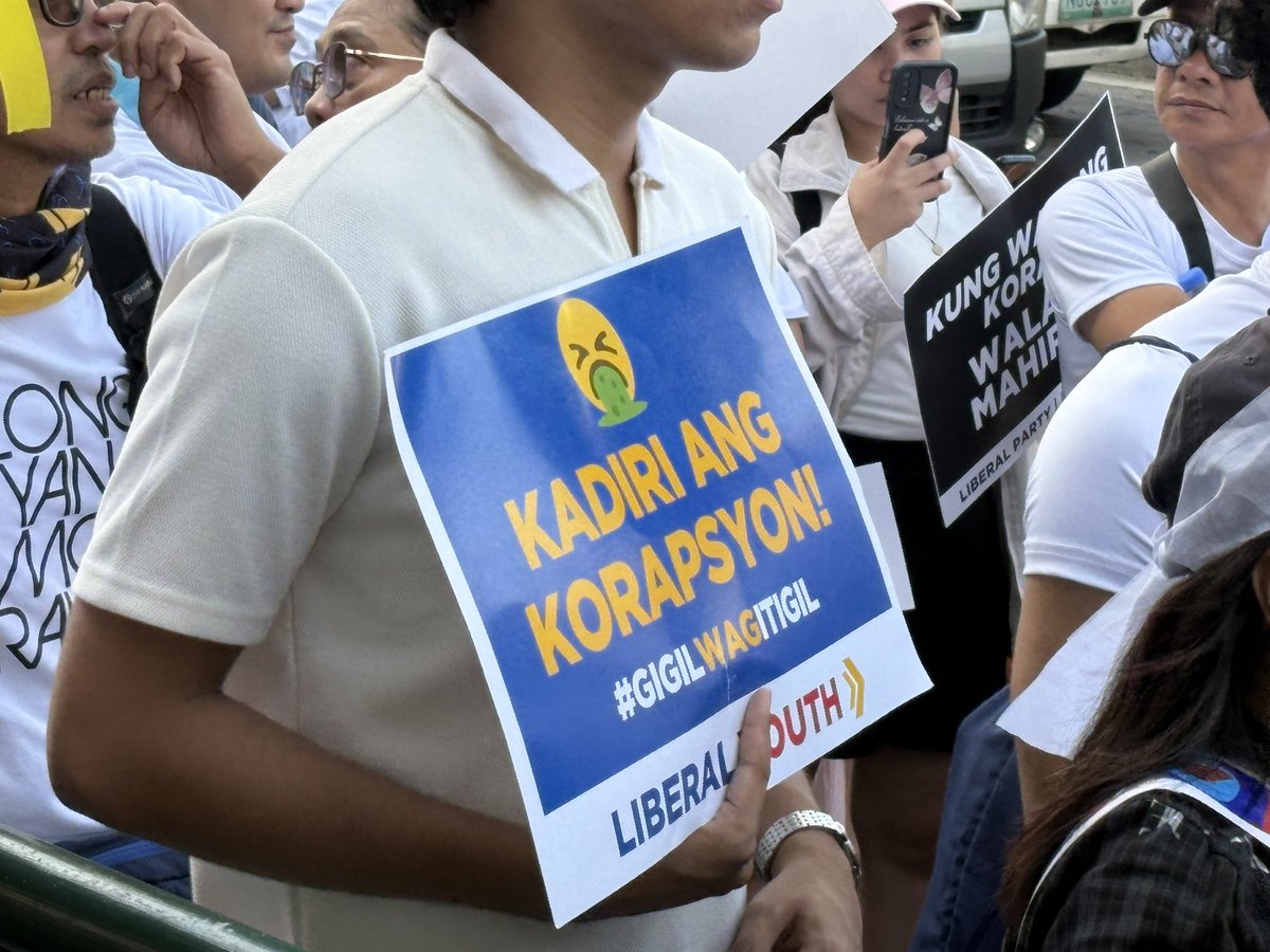 hannaaahty's tweet image. ‘NO ONE MOURNS THE WICKED’

READ: Several placards at the Trillion Peso March rally near the EDSA Shrine carry renewed calls to end corruption. Most attendees so far appear to be Liberal Party members and supporters. @bncdotph