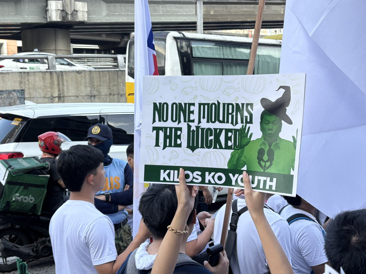 hannaaahty's tweet image. ‘NO ONE MOURNS THE WICKED’

READ: Several placards at the Trillion Peso March rally near the EDSA Shrine carry renewed calls to end corruption. Most attendees so far appear to be Liberal Party members and supporters. @bncdotph