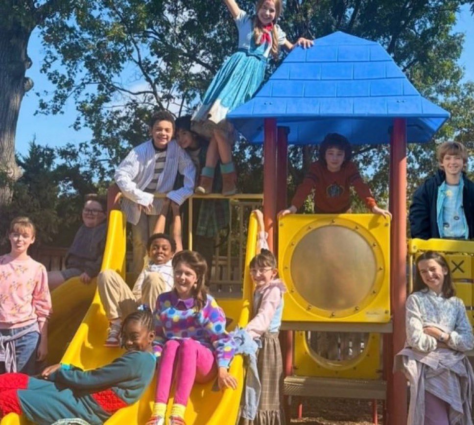 vampmiwi's tweet image. the amount of kids.... max is going to fucking crash out so bad