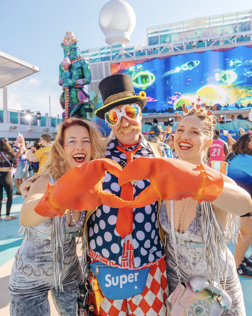 edc_sea's tweet photo. One of our favorite things about #EDSea is the connections we make along the way! ๐ค Tag someone you met on this year's journey below & let us know what you're manifesting for next year ๐ https://t.co/VHdY7dlBVy
