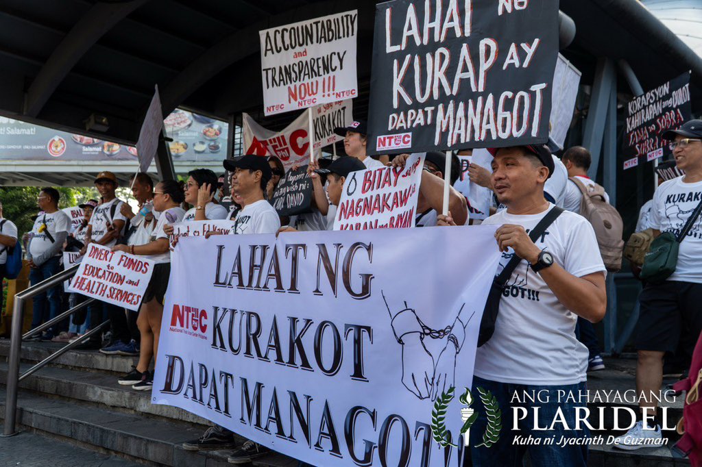 Plaridel_DLSU's tweet image. TINGNAN: Nagtitipon-tipon na ang iba&apos;t ibang progresibong grupo sa harap ng EDSA Shrine upang magmartsa patungong People Power Monument kasama ng mga multisektoral na organisasyon at mamamayang makikiisa sa paggunita ng ika-162 kaarawan ni Andres Bonifacio, Nobyembre 30.