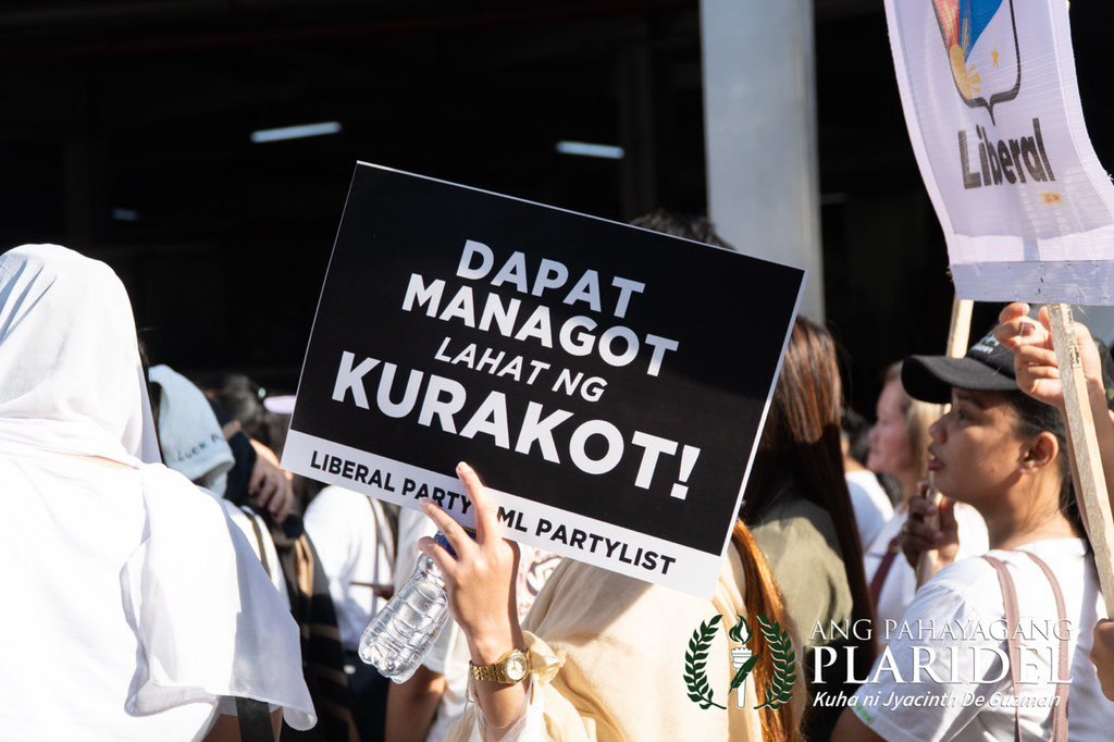 Plaridel_DLSU's tweet image. TINGNAN: Nagtitipon-tipon na ang iba&apos;t ibang progresibong grupo sa harap ng EDSA Shrine upang magmartsa patungong People Power Monument kasama ng mga multisektoral na organisasyon at mamamayang makikiisa sa paggunita ng ika-162 kaarawan ni Andres Bonifacio, Nobyembre 30.
