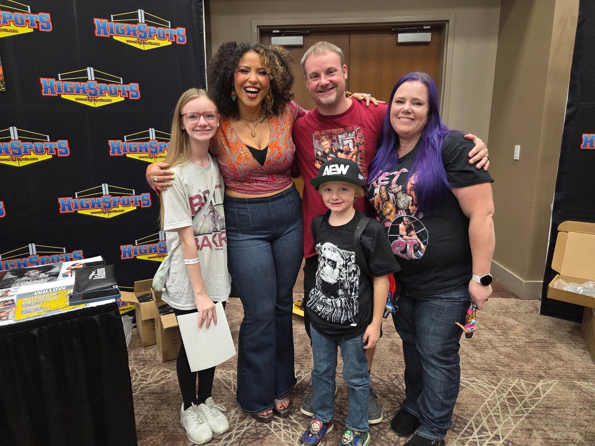 Chickothrottle's tweet photo. @willowwrestles thank you coming to @WrestleCade and making my daughter's day! Your her favorite! We all had a great time meeting you! https://t.co/oDZHVEqcPp